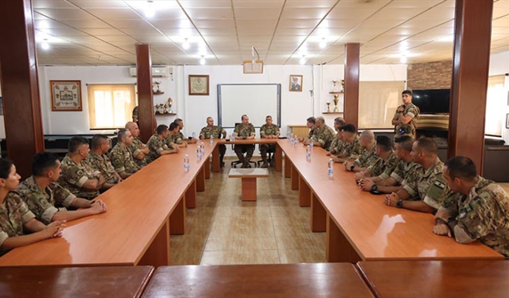 قائد الجيش مع الضباط في الوروار