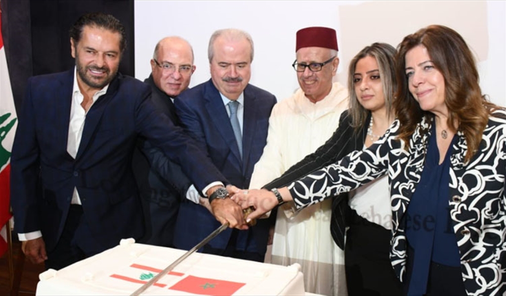 ممثلو الرؤساء والسفير أكرين وعقيلته وراغب علامة خلال قطع قالب الحلوى بعيد العرش (طلال سلمان)