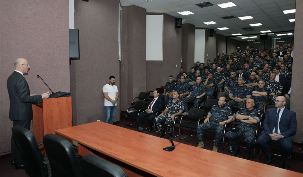 الوزير الحجار يتحدث الى الضباط