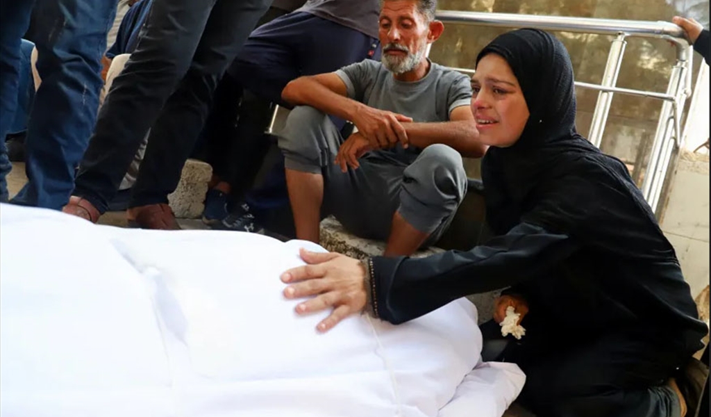 عائلة فلسطينية في وداع أحد أفرداها الشهداء في غزة