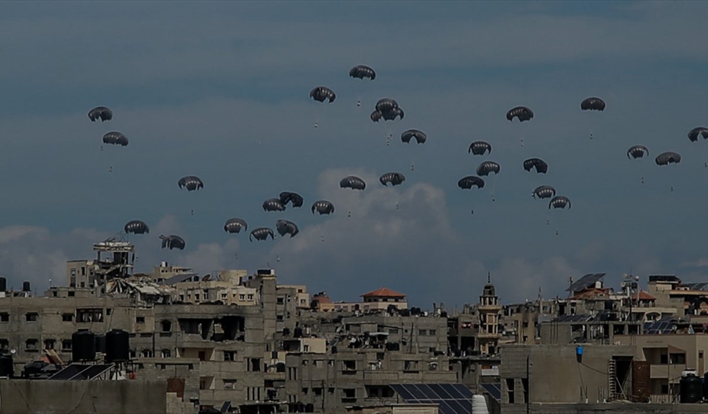 إنزال المساعدات عبر الجو في غزة