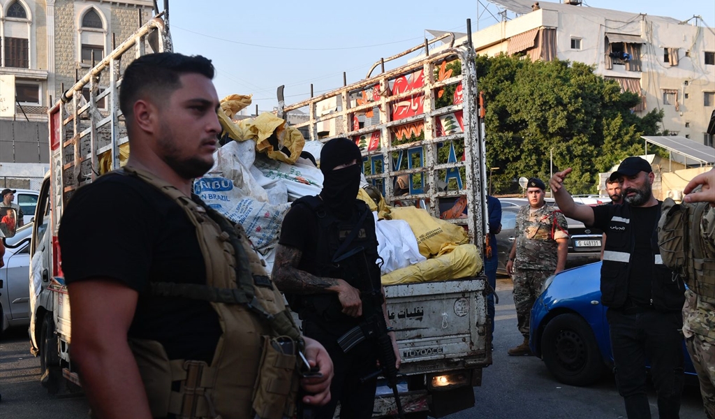 أول شاحنة محملة بالسلاح الفلسطيني تُسلَّم للجيش اللبناني في برج البراجنة مساء أمس