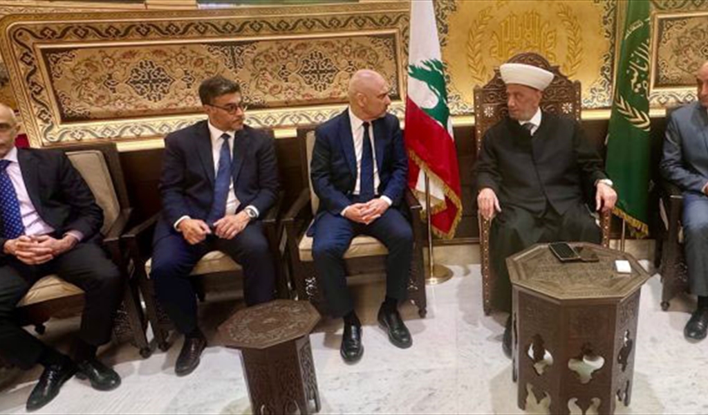 المفتي دريان مستقبلاً وفد حركة التغيير
