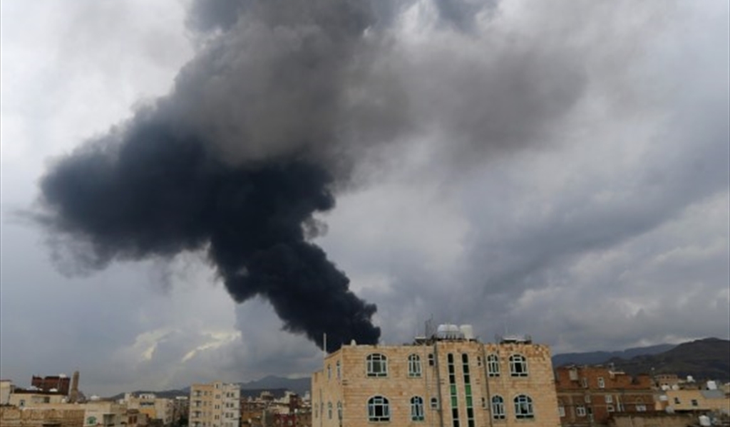 الدخان يتصاعد جراء الغارات في صنعاء