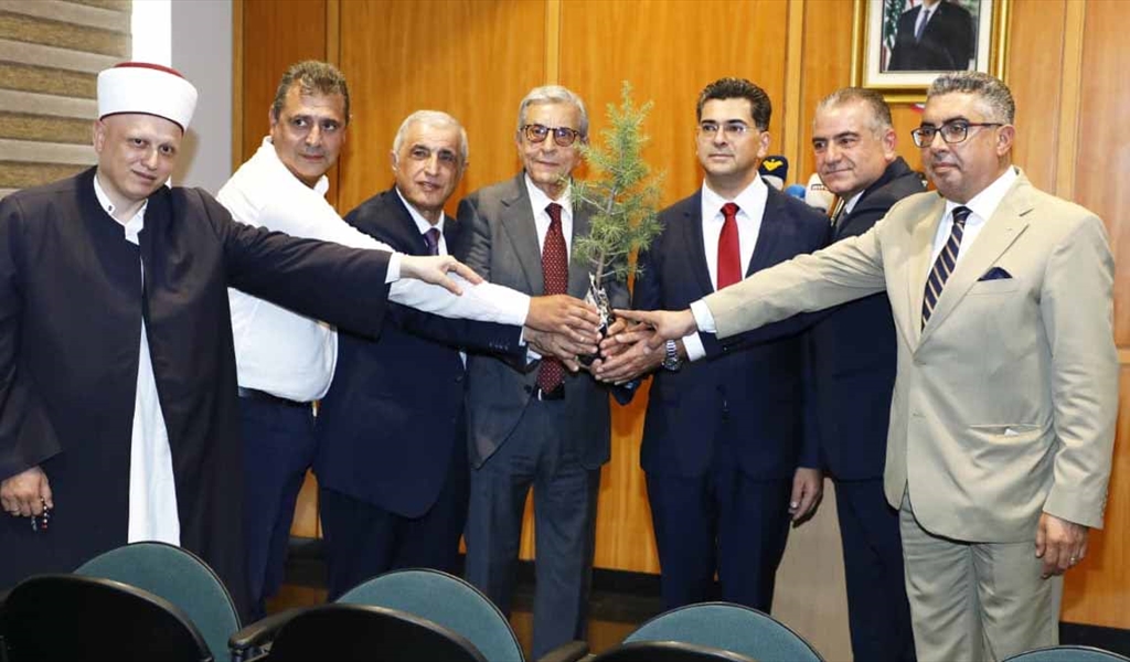 الوزير مرقص وهاشم يقدمان شجر الأرز للسفير بو شامة