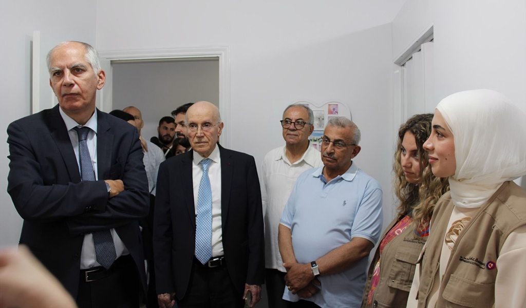 السفير الفرنسي خلال زيارته المركز