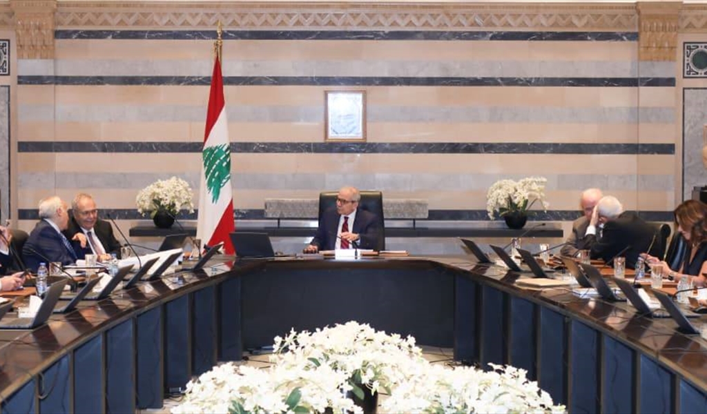 الرئيس سلام خلال ترؤسه جلسة مجلس الوزراء في السراي