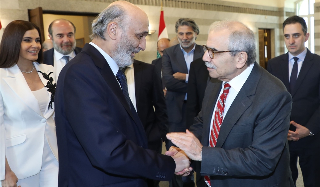 الرئيس سلام مصافحاً د. جعجع وبدا وفد تكتل نواب «الجمهورية القوية» (محمود يوسف)