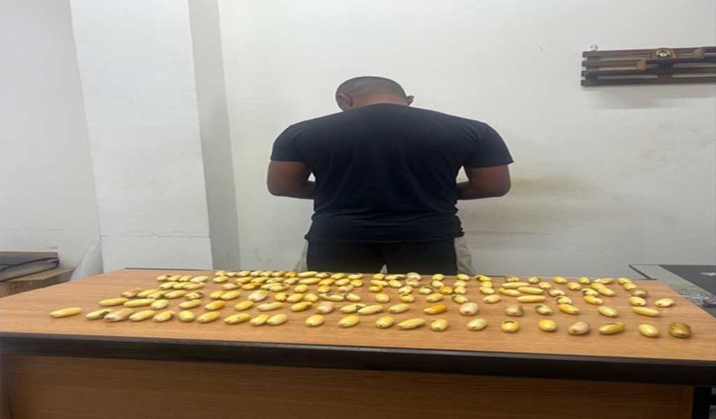 ابتلع كبسولات الكوكايين لتهريبها عبر المطار!