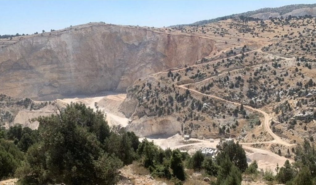 الادّعاءات المثارة حول الكسارة في منطقة بعاصير العقارية