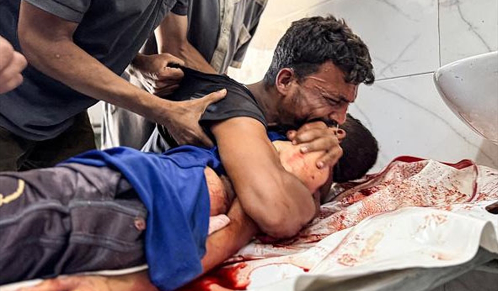 والد فلسطيني يودع ابنه الشهيد في غزة