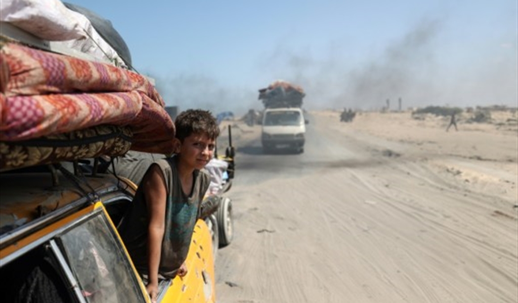 فلسطينيون يفرون من القصف في غزة