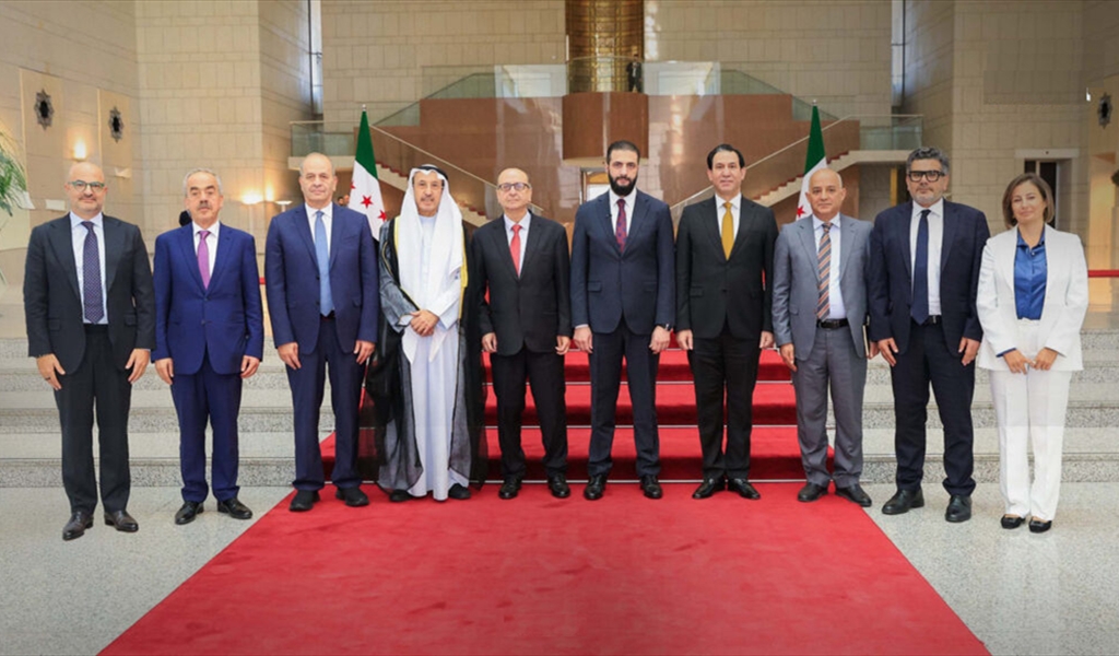 الرئيس الشرع خلال استقباله وفداً إعلامياً عربياً يضم مديري مؤسسات إعلامية ورؤساء تحرير صحف ووزراء إعلام سابقين (سانا)