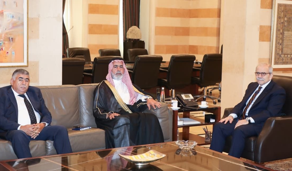 الرئيس سلام مجتمعاً مع وفد العشائر العربية