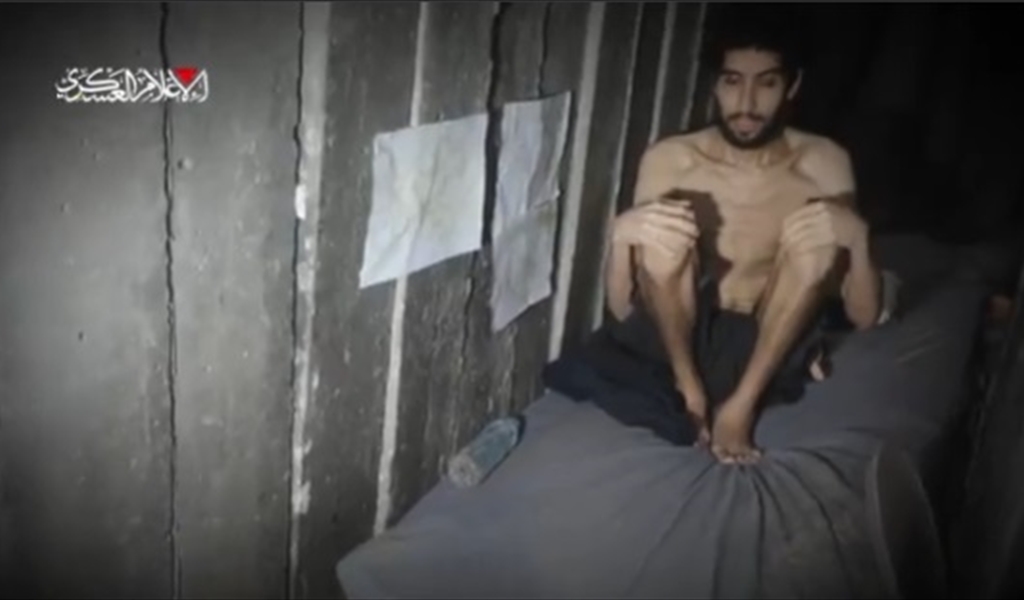 بالفيديو.. القسام تنشر مشاهد للأسير الإسرائيلي: قررت حكومة الاحتلال تجويعهم