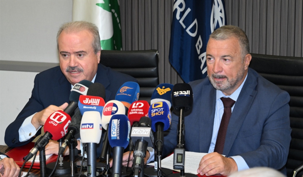 الوزير جابر وكاريه خلال توقيع على القرض