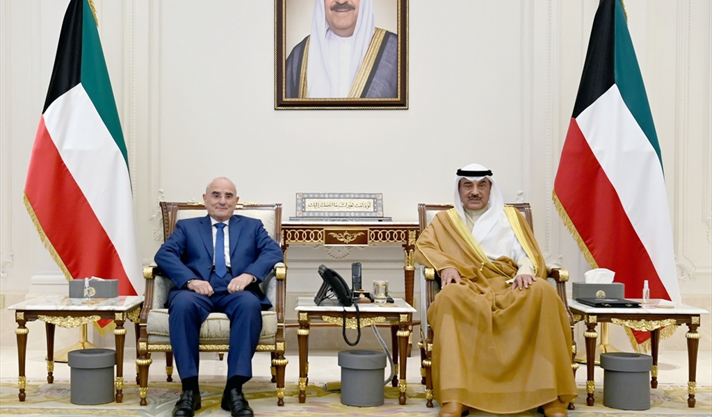 ولي العهد الكويتي الشيخ الصباح مستقبلاً الوزير منسى