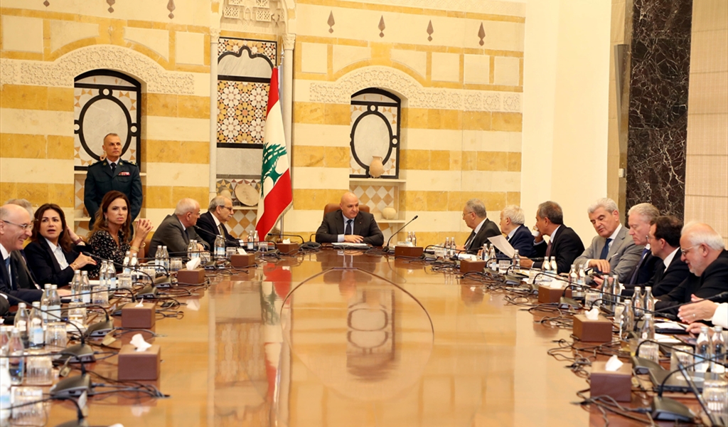 الرئيس عون مترئساً جلسة مجلس الوزراء أمس