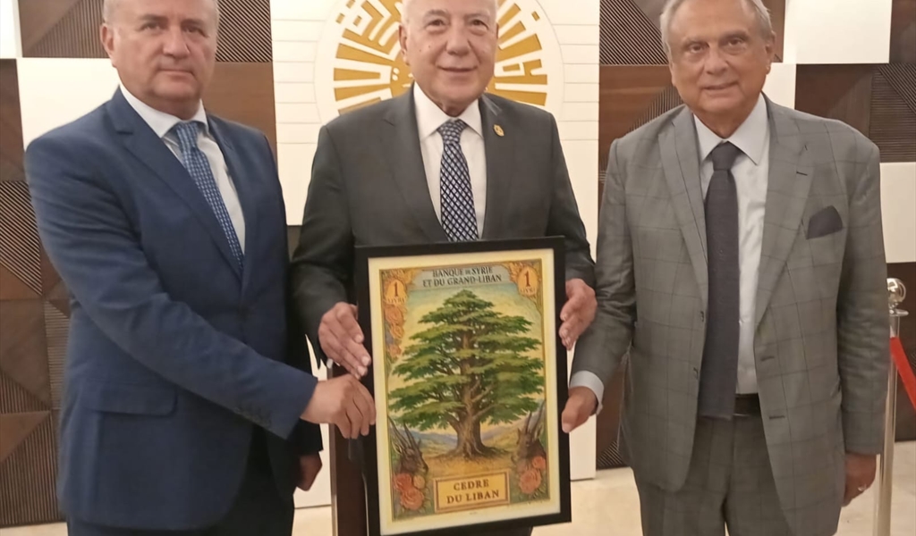 حبيب يقدم هدية تذكارية إلى دبوسي