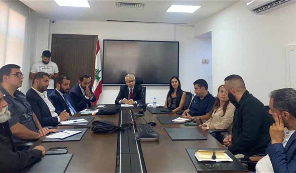 الوزير بساط خلال الاجتماع