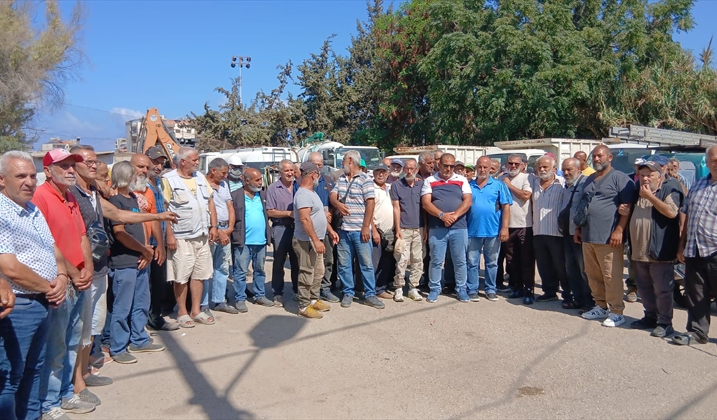 إضراب عمال بلدية الميناء يدخل يومه الثاني وسط تفاقم أزمة النفايات