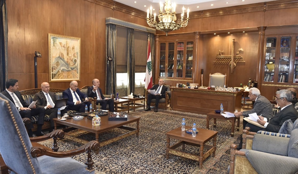 الرئيس بري مجتمعاً مع هيئة مكتب المجلس