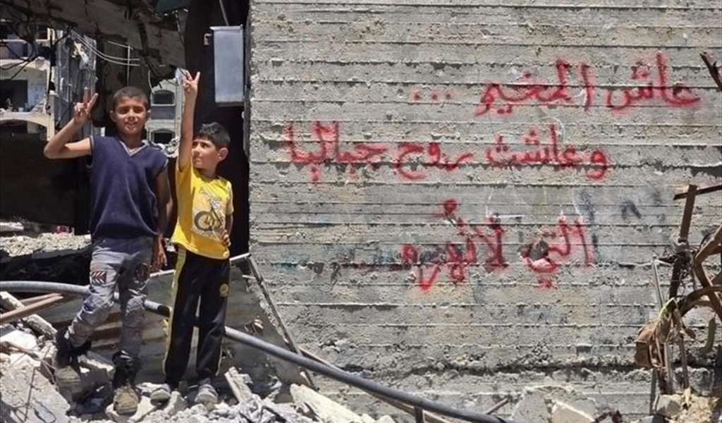 طفلان فلسطينيان يرفضان الاستسلام في جباليا رغم الإبادة