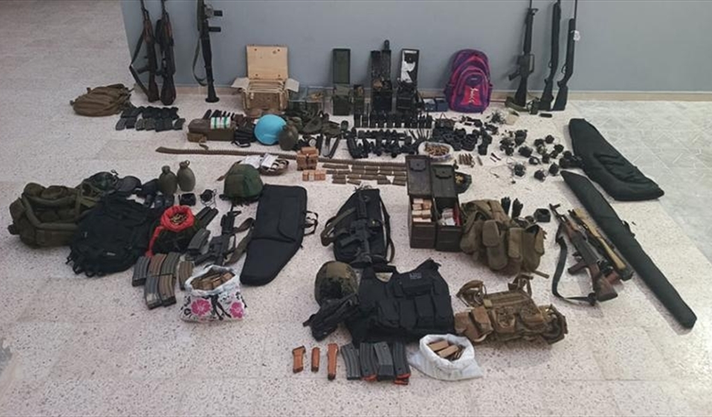 مداهمات للجيش... أسلحة حربيّة وذخائر وعملة مزوّرة