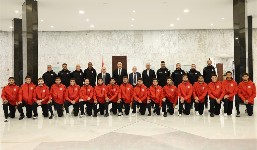 عون يستقبل المنتخب الأولمبي تقديراً لانجازه