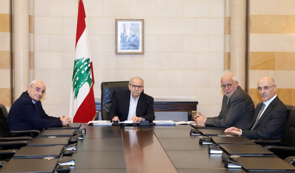 الرئيس سلام مترئساً الاجتماع مع وزراء الدفاع والداخلية والعدل (محمود يوسف)