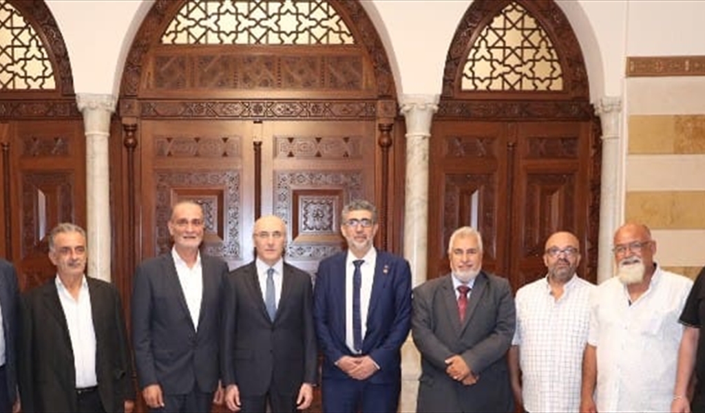 الوزير الحجار مستقبلاً وفد نقابة بائعي الغاز في لبنان