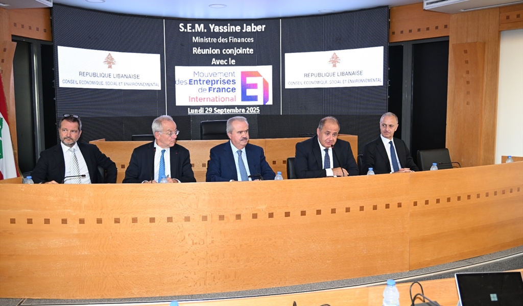 الوزير جابر متوسطاً الحاضرين في اللقاء