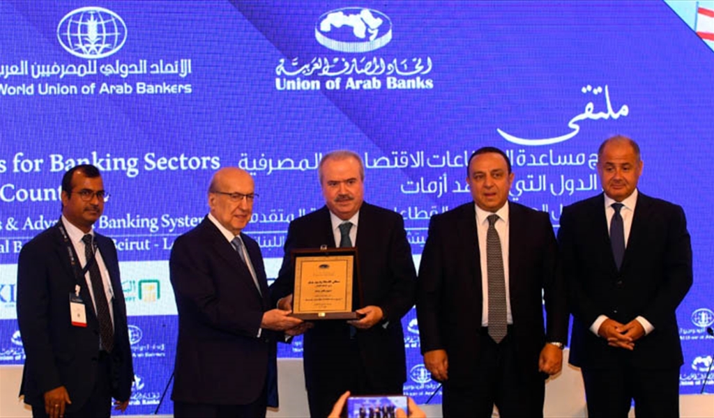 الوزير جابر وطربيه وعربيد وفتوح خلال تسلم الدرع التكريمي