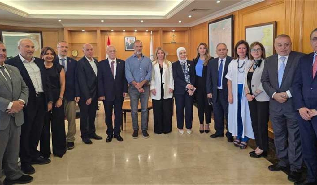 الوزير رسامني مستقبلاً وفد متخرِّجي المقاصد