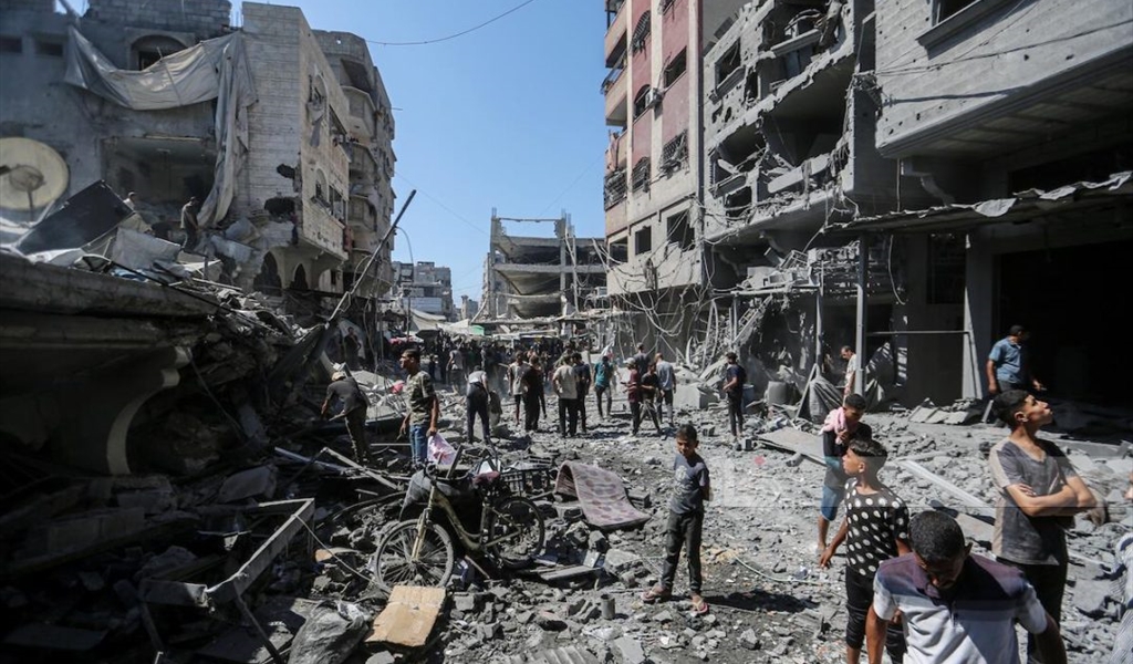 فلسطينيون في حي سكني دمرته غارات للاحتلال في غزة