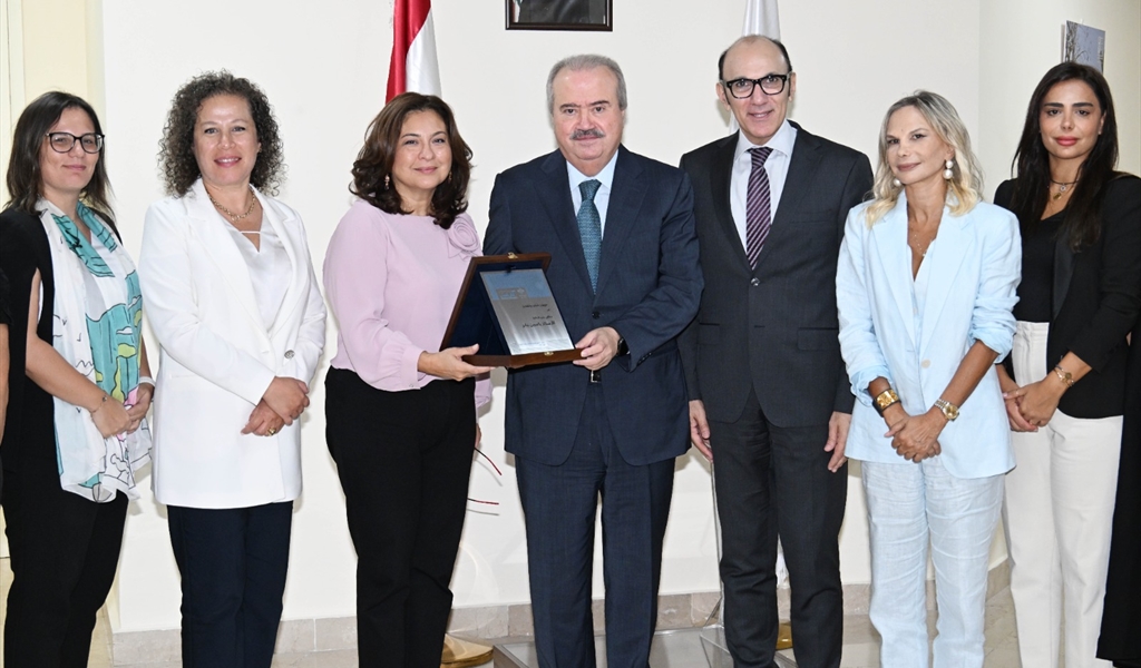 الوزير جابر يسلم مبيض الدرع التكريمي