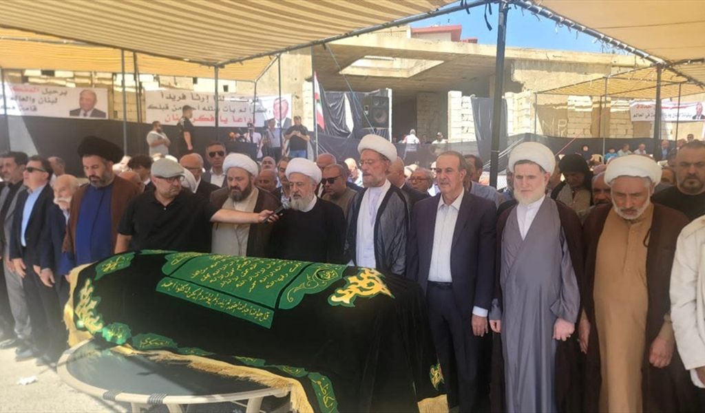 الشيخ الخطيب يؤم الصلاة على جثمان المؤرخ حمادة