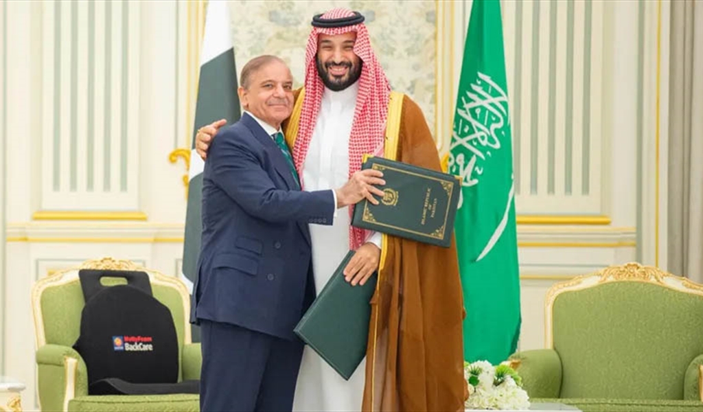 ولي العهد الأمير محمد بن سلمان ورئيس وزراء باكستان شهباز شريف بعد التوقيع على الاتفاقية