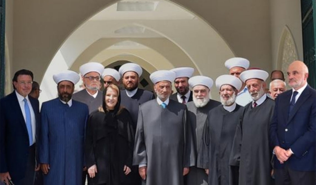 المفتي دريان والوزيرة السابقة ليلى الصلح خلال تدشين المسجد بعد ترميمه