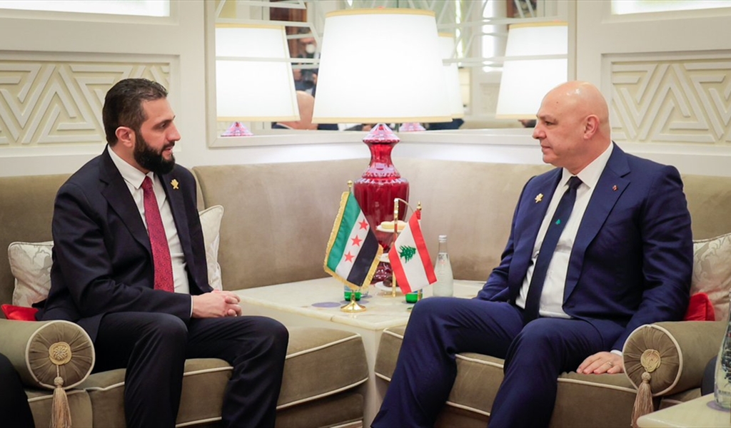 الرئيسان عون والشرع خلال اجتماعهما في قطر