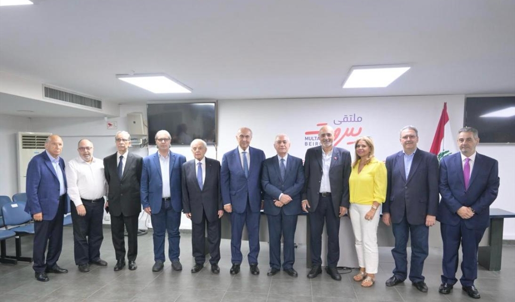 النائب مخزومي وحوري وزيدان  يتوسطون المشاركين في الندوة