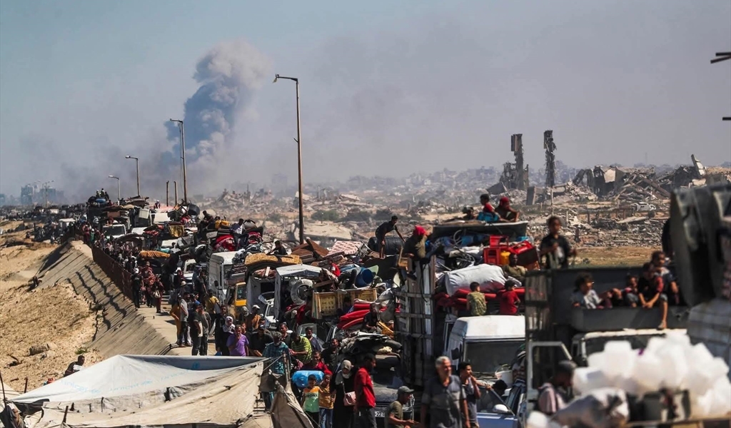 عائلات فلسطينية تنزح من مدينة غزة جراء الغارات الوحشية للاحتلال
