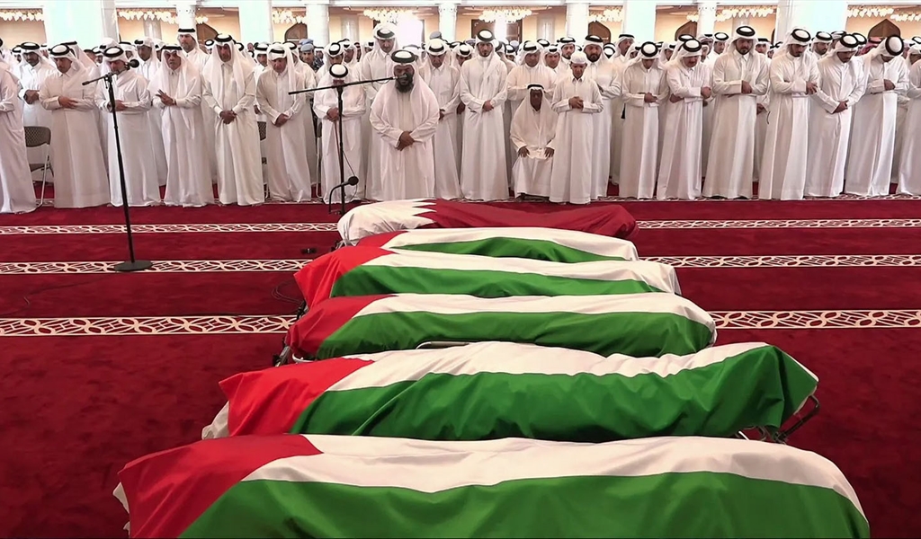 أمير قطر يتقدم الصفوف خلال صلاة الجنازة على أرواح الشهداء في جامع محمد بن عبد الوهاب في الدوحة