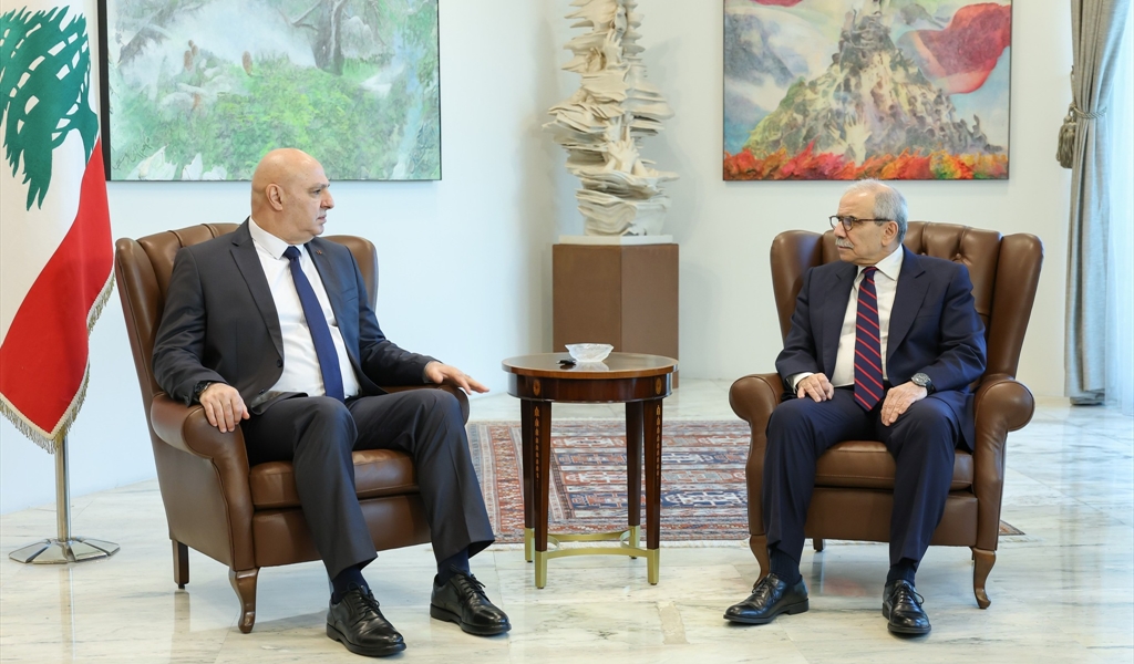 الرئيسان عون وسلام خلال اجتماعهما في بعبدا أمس (محمود يوسف)