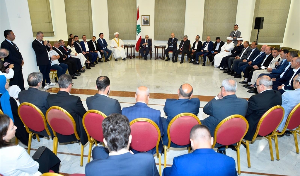 الرئيس سلام مستقبلاً وفد رؤساء بلديات وفعاليات جبل أكروم في عكار (محمود يوسف)