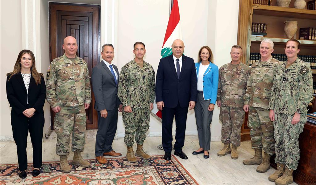 الرئيس عون متوسطاً قائد المنطقة الوسطى براد والسفيرة في بيروت ليزا جونسون وليني والوفد المرافق