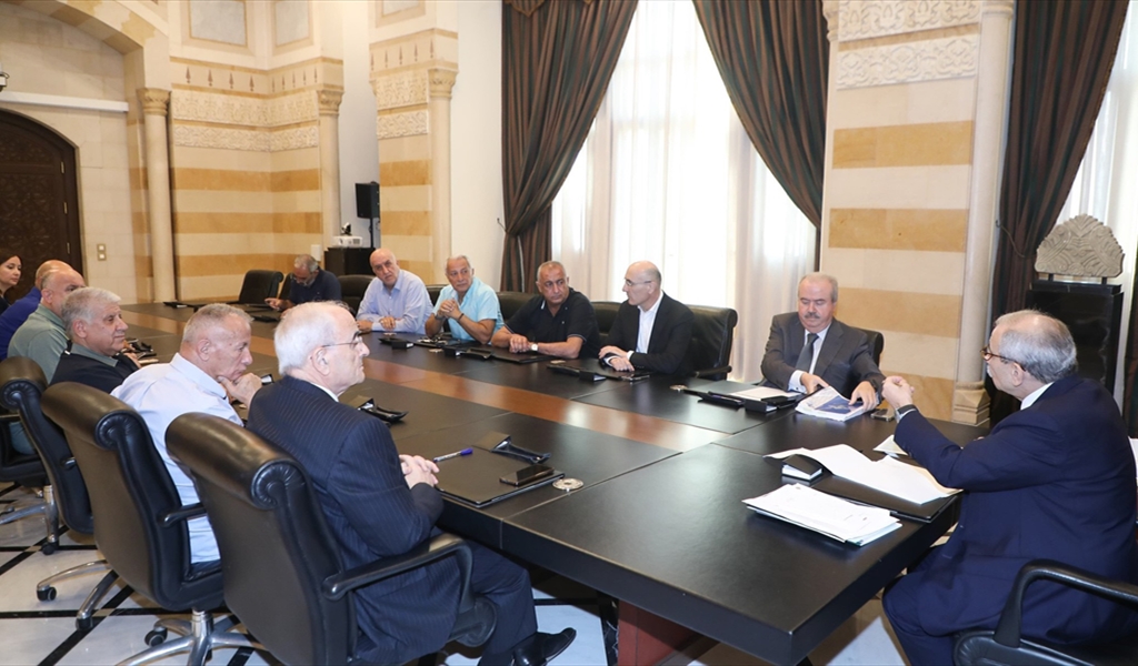 الرئيس سلام مستقبلاً وفد العسكريين المتقاعدين