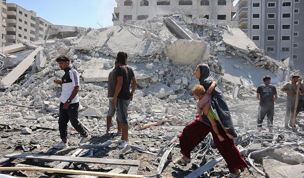 فلسطينيون فوق ركام المنازل في غزة