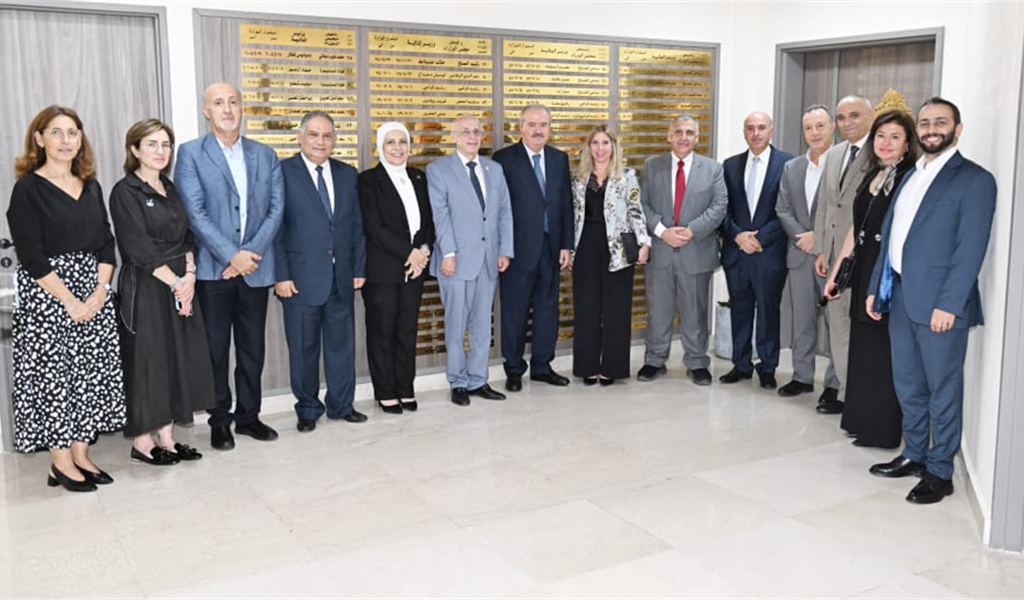 الوزير جابر يتوسط وفد متخرجي المقاصد برئاسة الدكتور شربجي