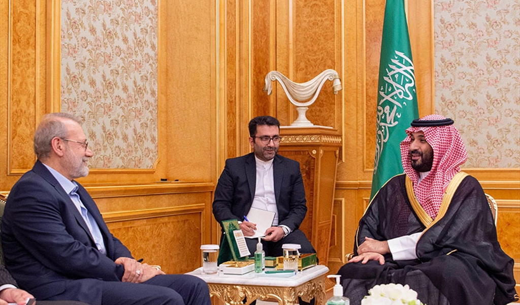 الأمير محمد بن سلمان مستقبلاً لاريجاني في الرياض
